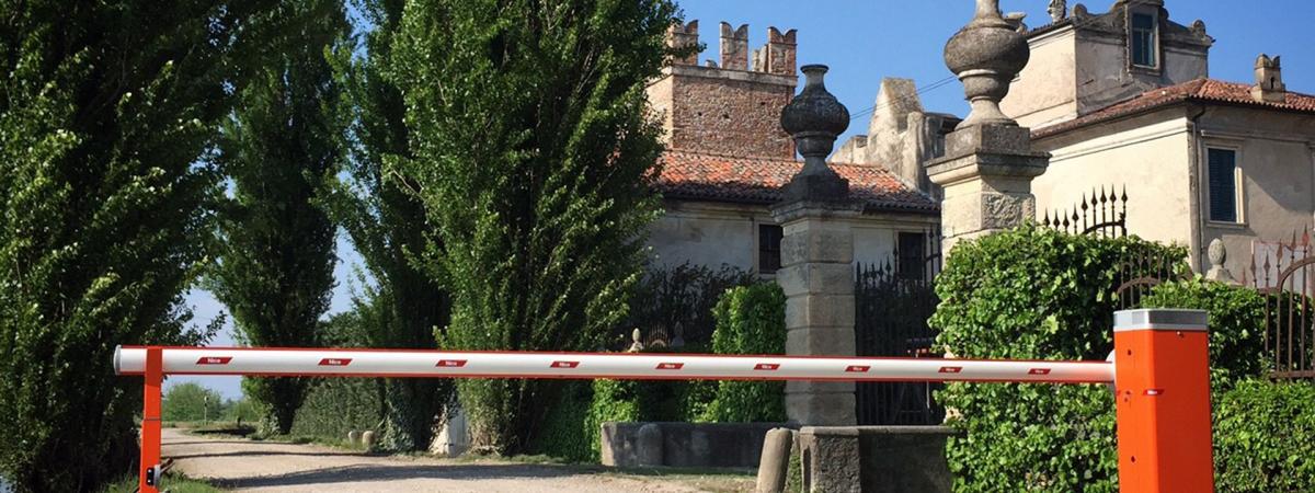 Nice automation at the entrance of Villa La Zambonina in Vigasio, Verona, Italy